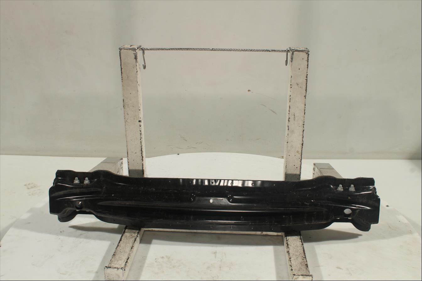 Traviesa paragolpes Tra.