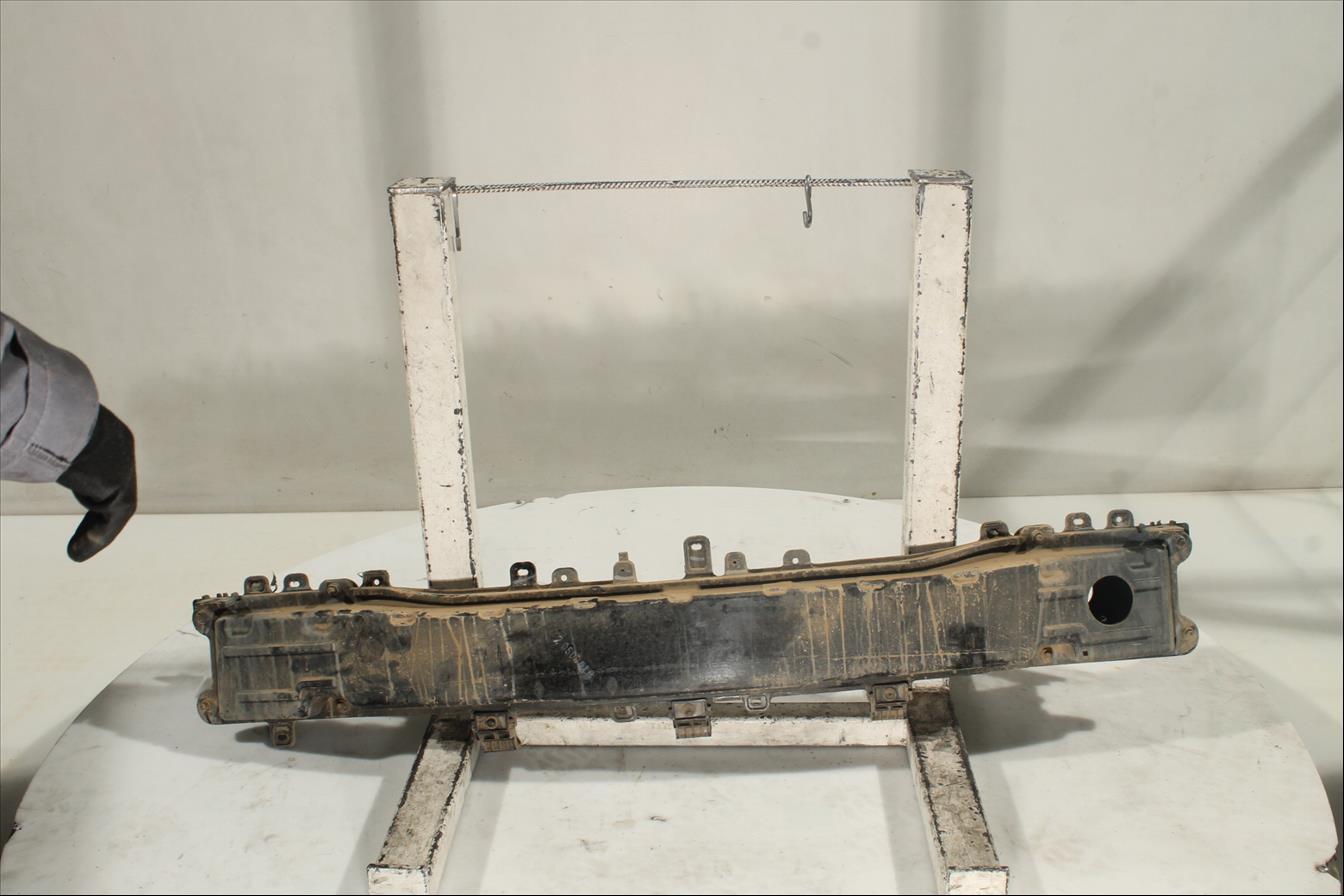 Traviesa paragolpes Tra.