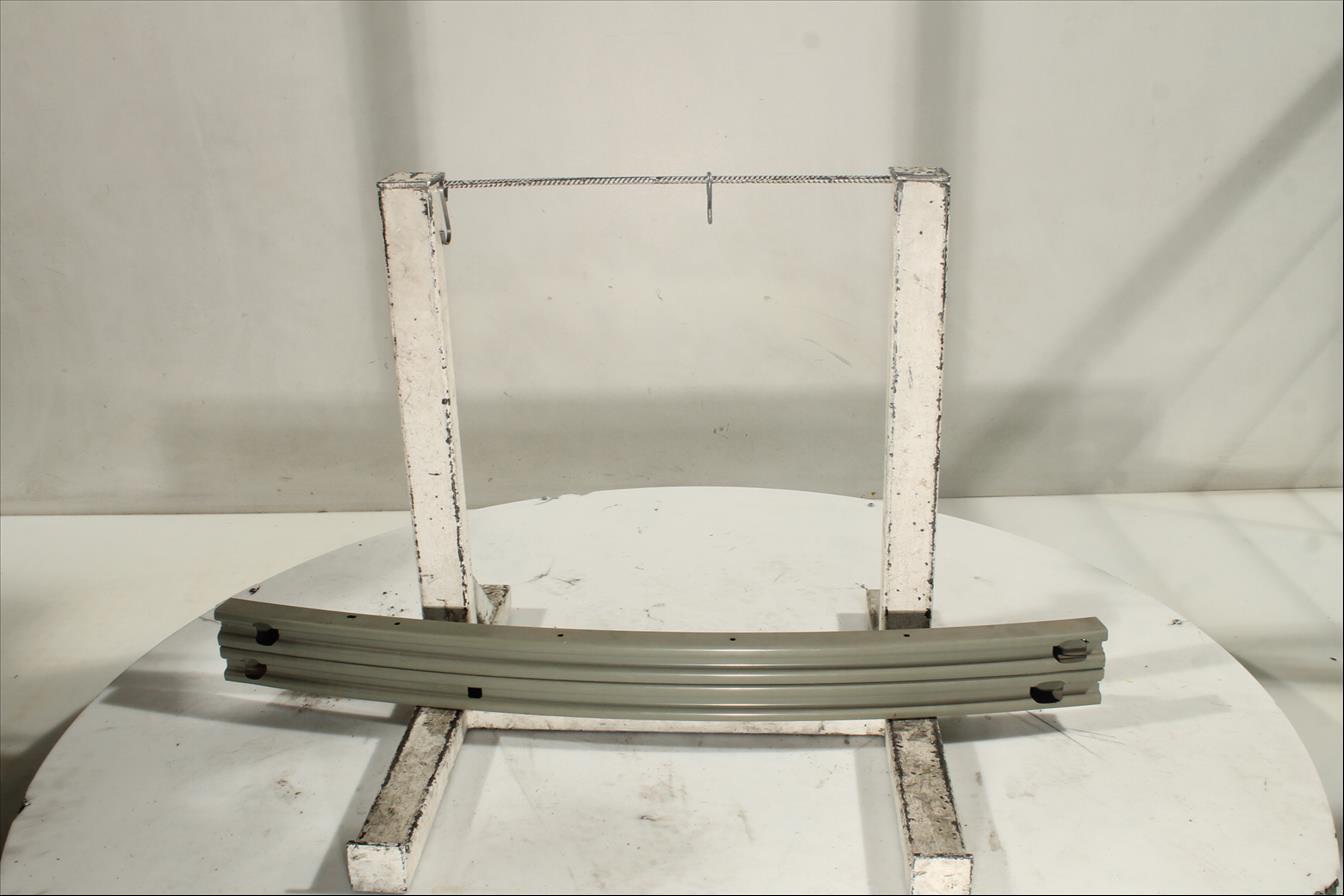 Traviesa paragolpes Tra.