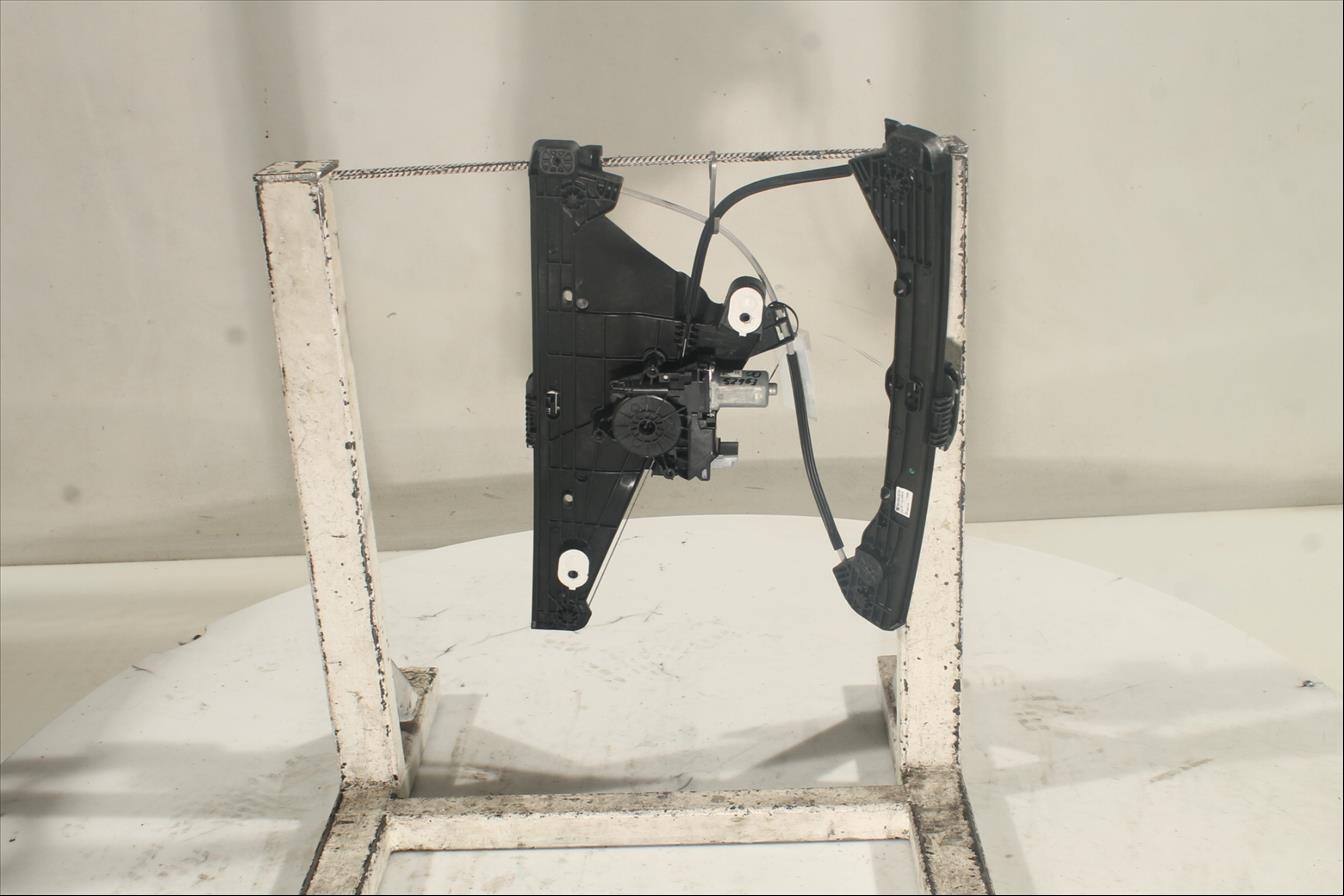 Elevalunas eléctrico puerta Del. Der.