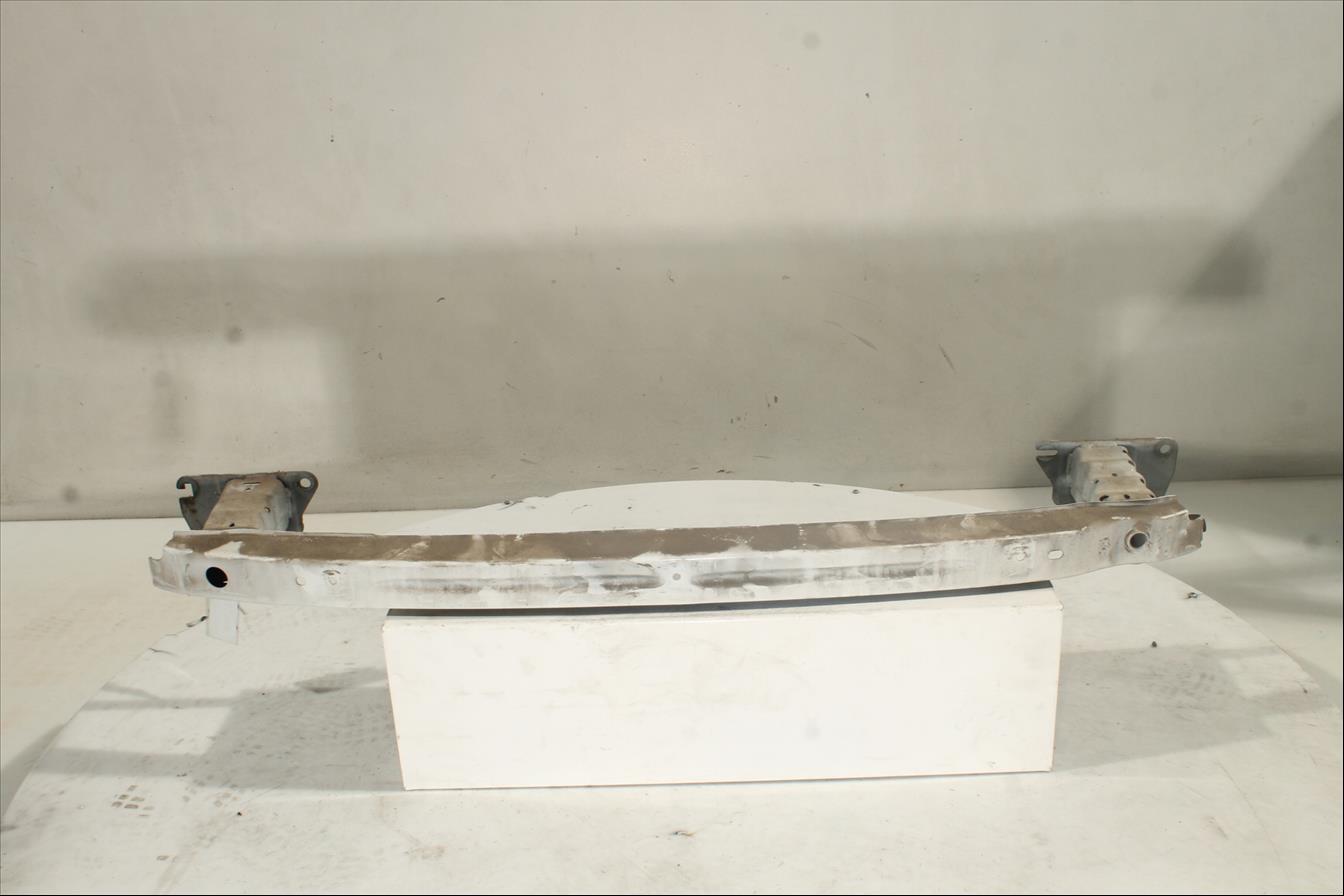 Traviesa paragolpes Tra.