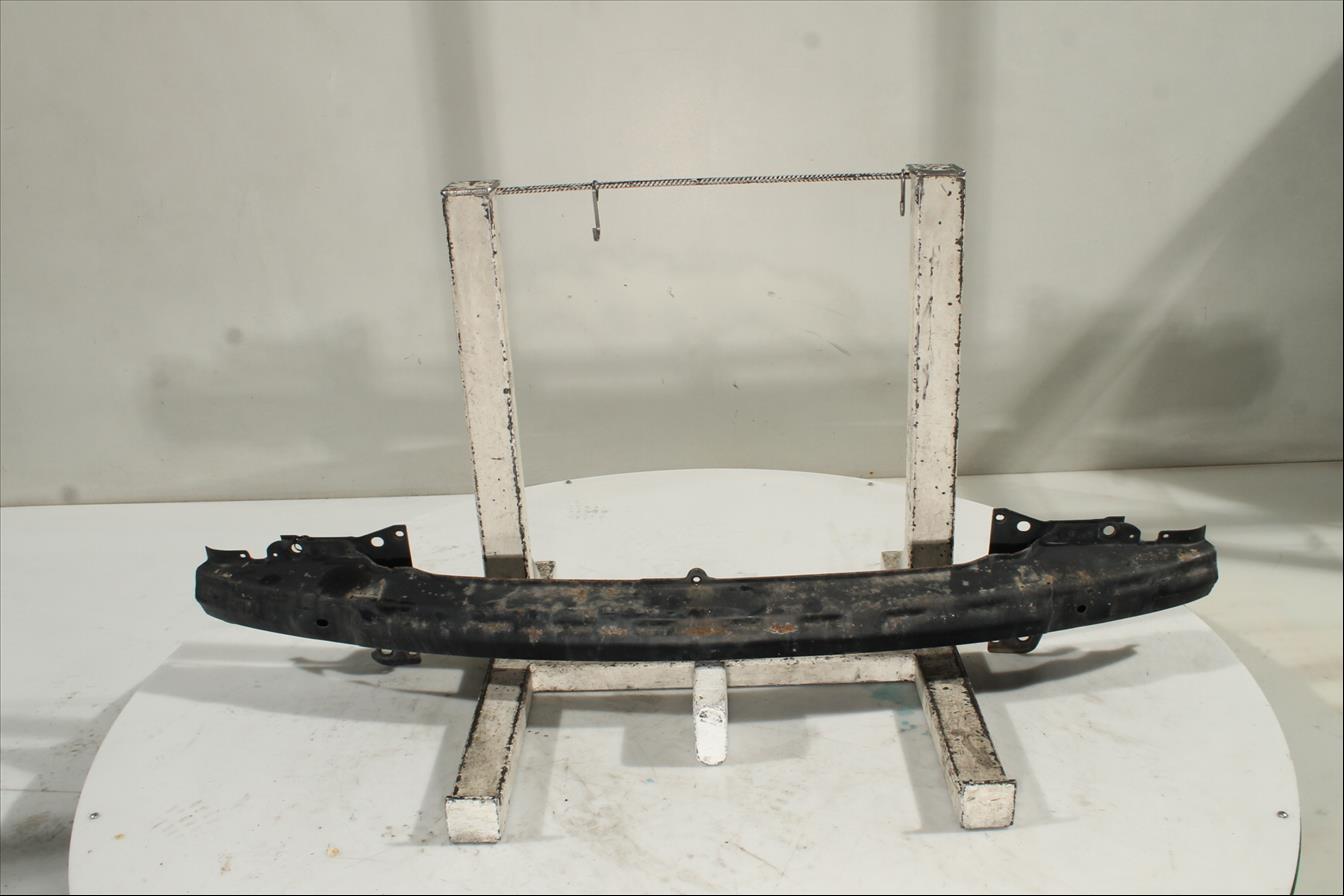 Traviesa paragolpes Del.