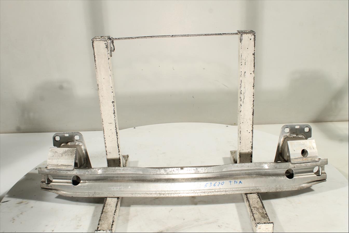 Traviesa paragolpes Tra.