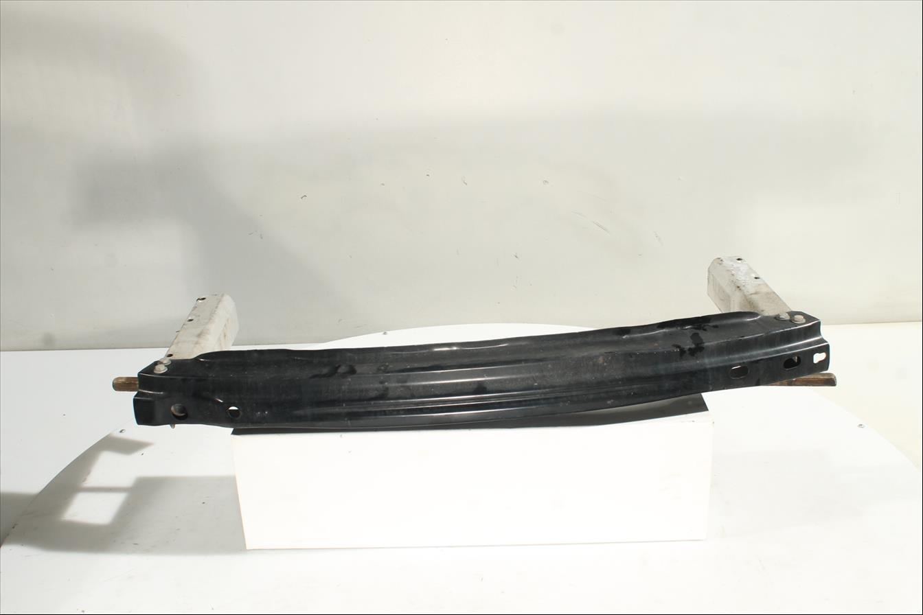 Traviesa paragolpes Tra.
