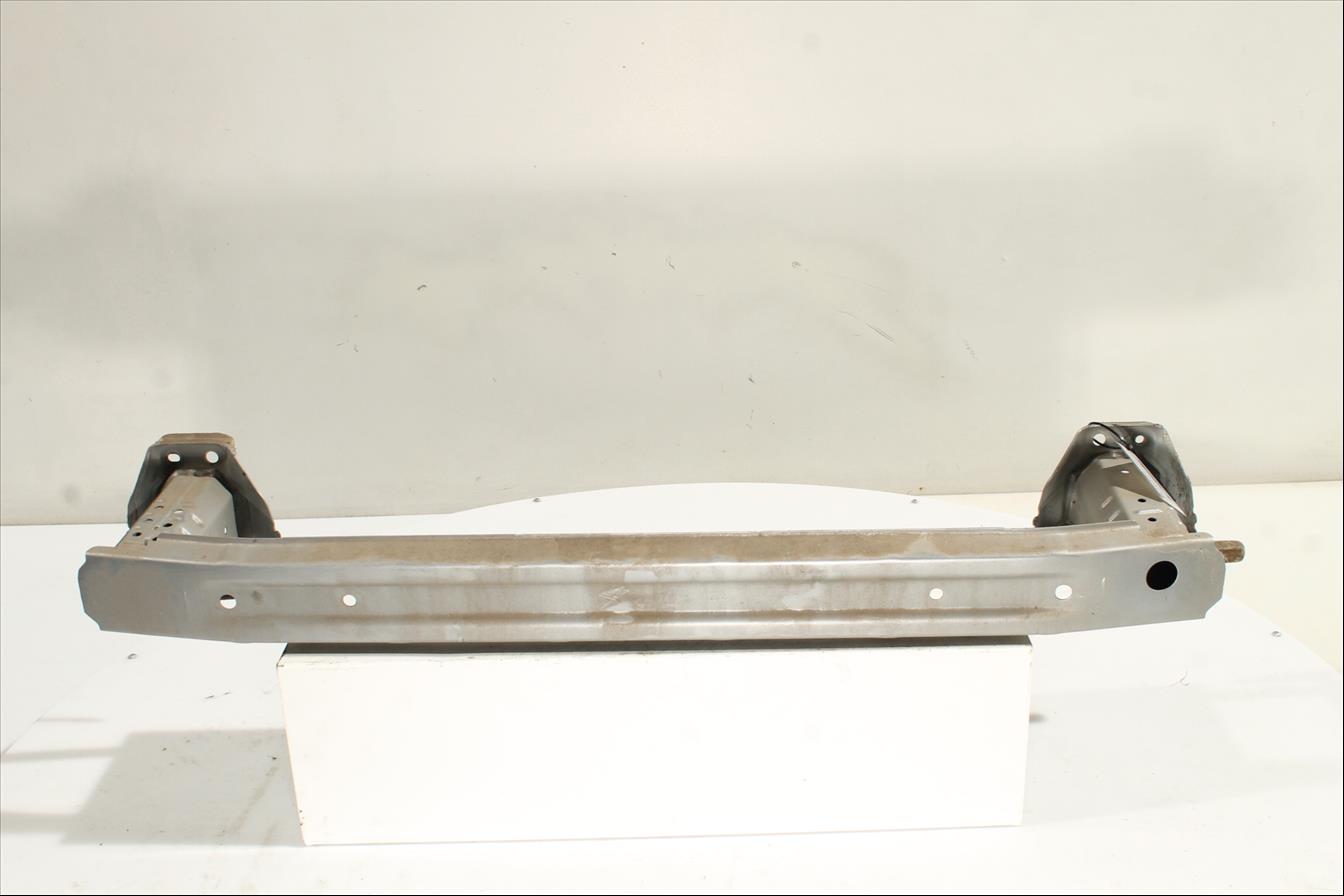Traviesa paragolpes Tra.