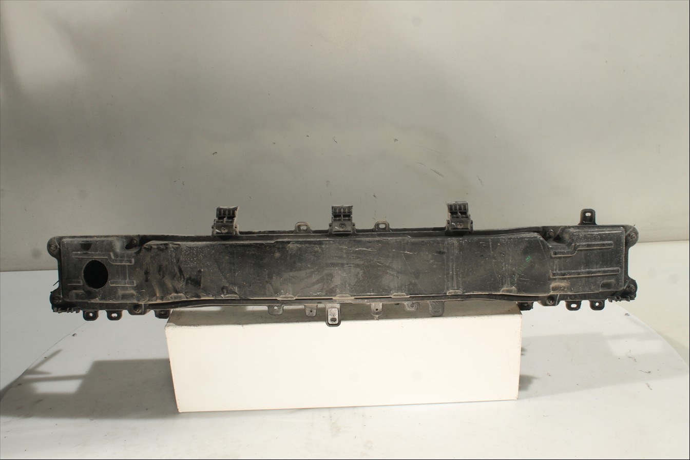 Traviesa paragolpes Tra.