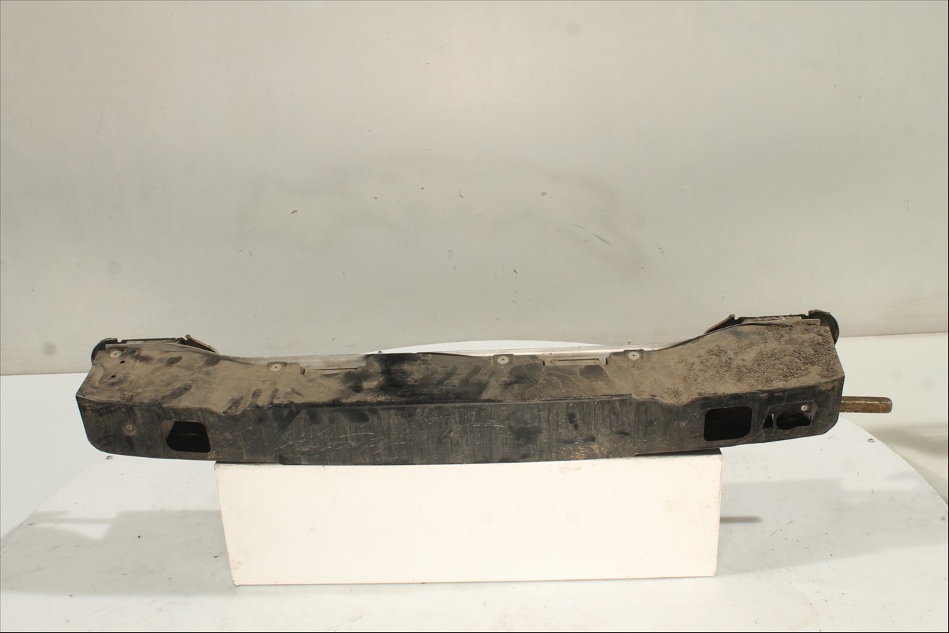 Traviesa paragolpes Tra.