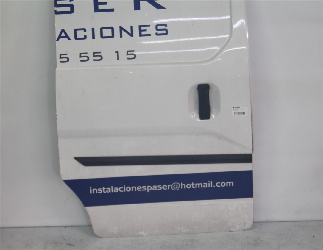 Puerta lateral Der.