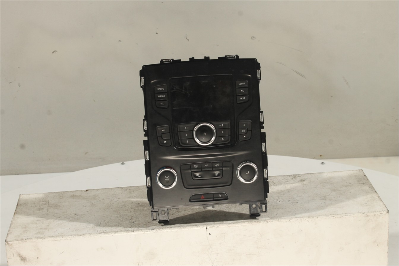 Display multimedia