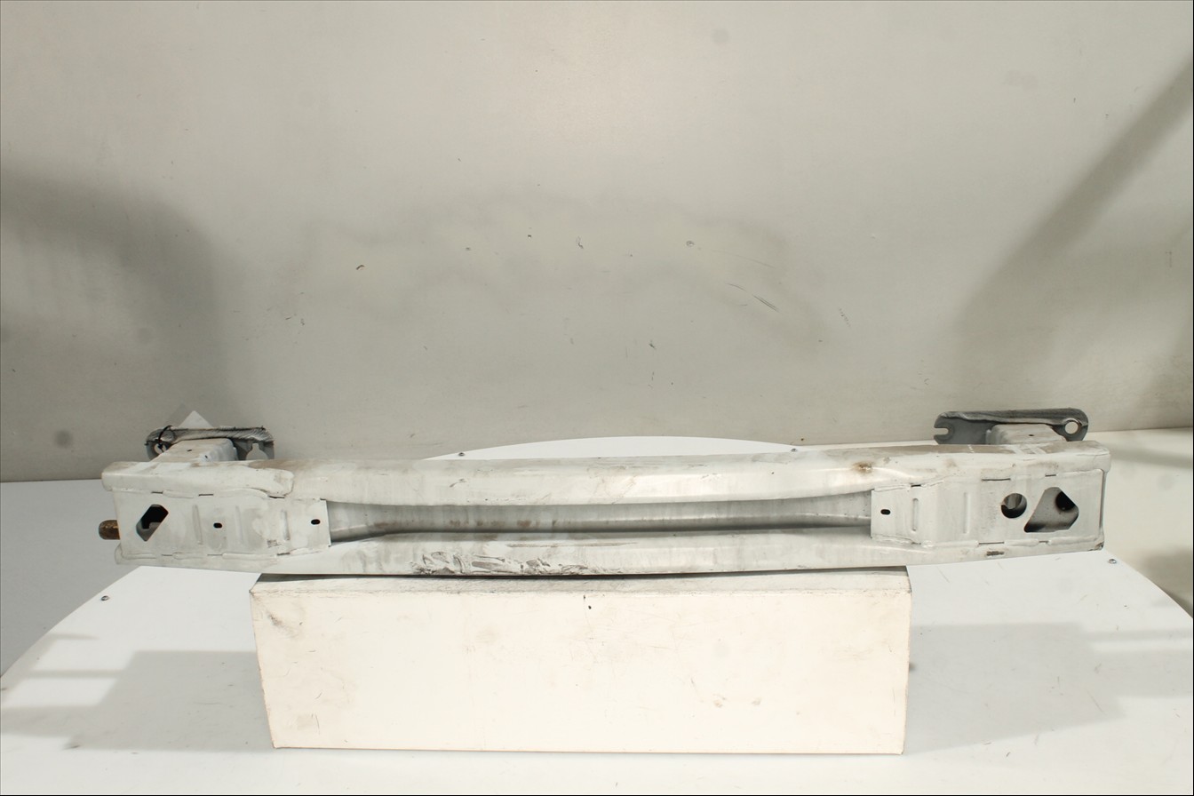 Traviesa paragolpes Tra.