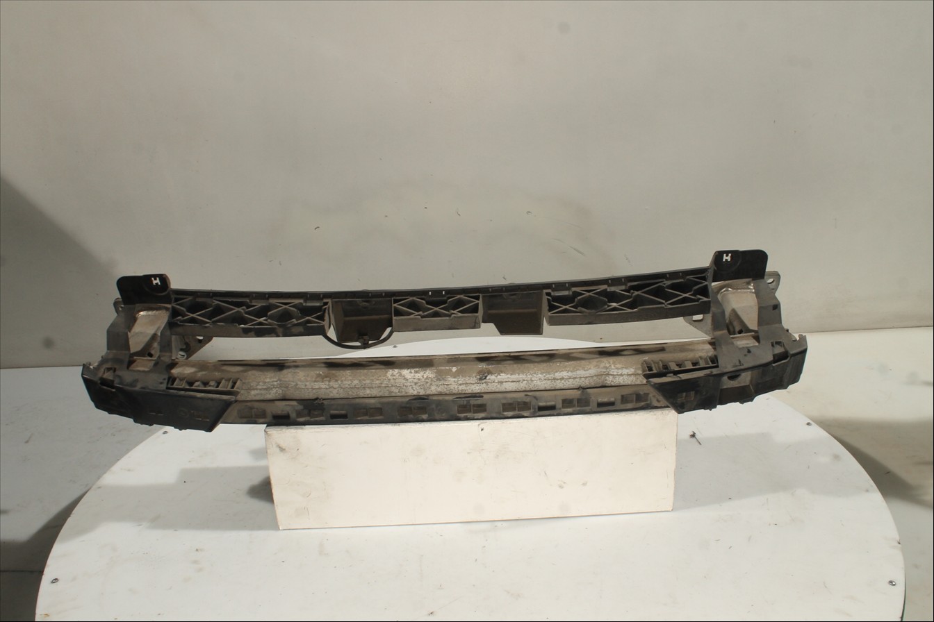 Traviesa paragolpes Tra.