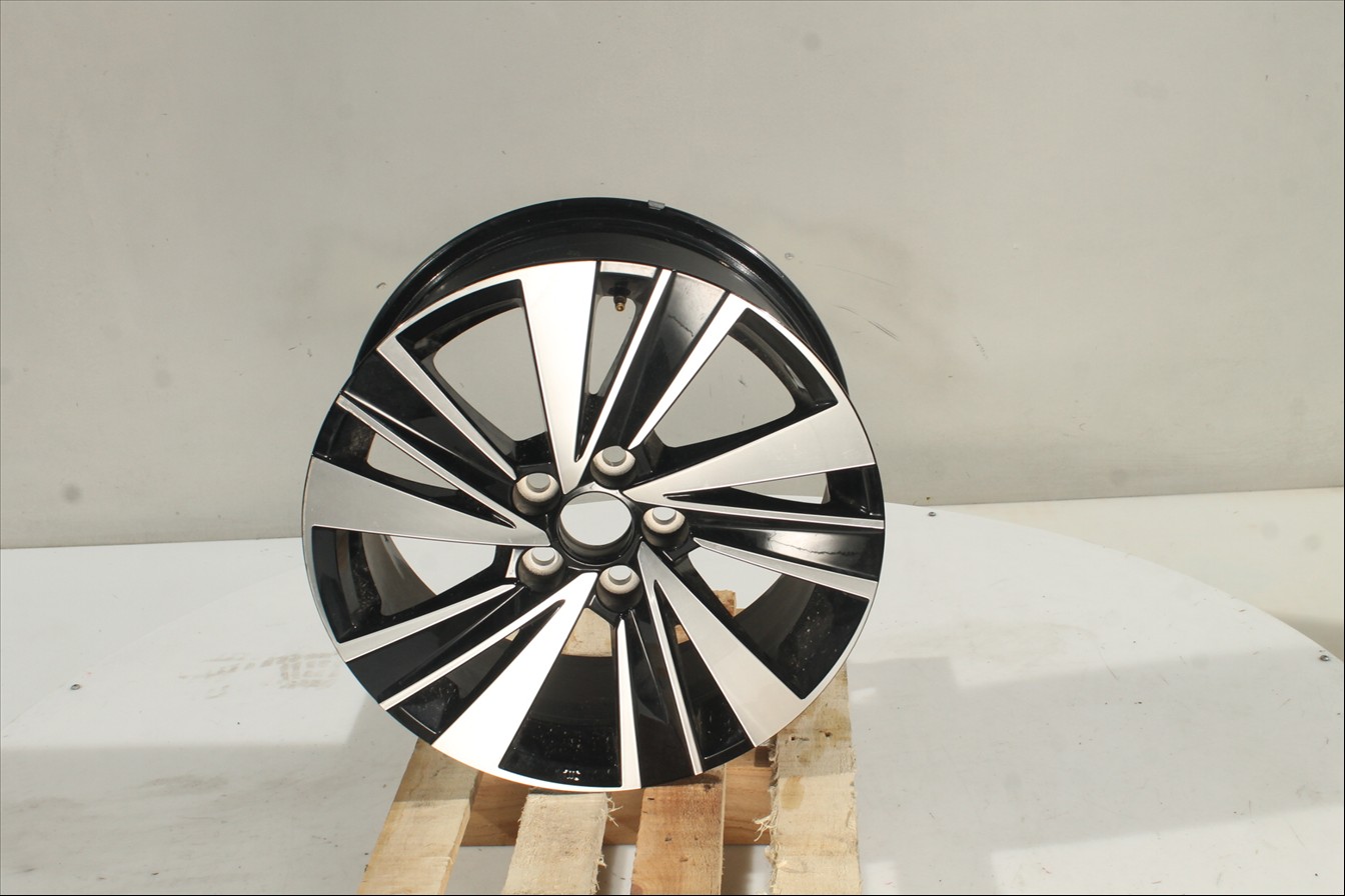 Llanta aluminio Del. Izq.