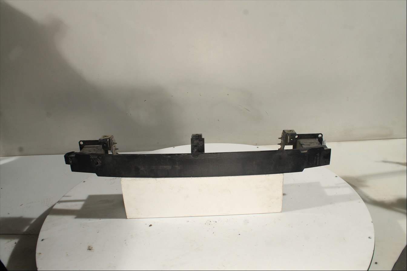 Traviesa paragolpes Del.