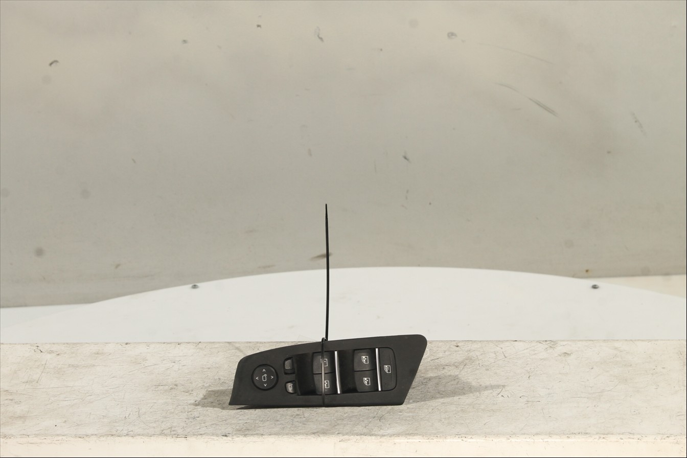 Interruptor elevalunas Del. Izq.