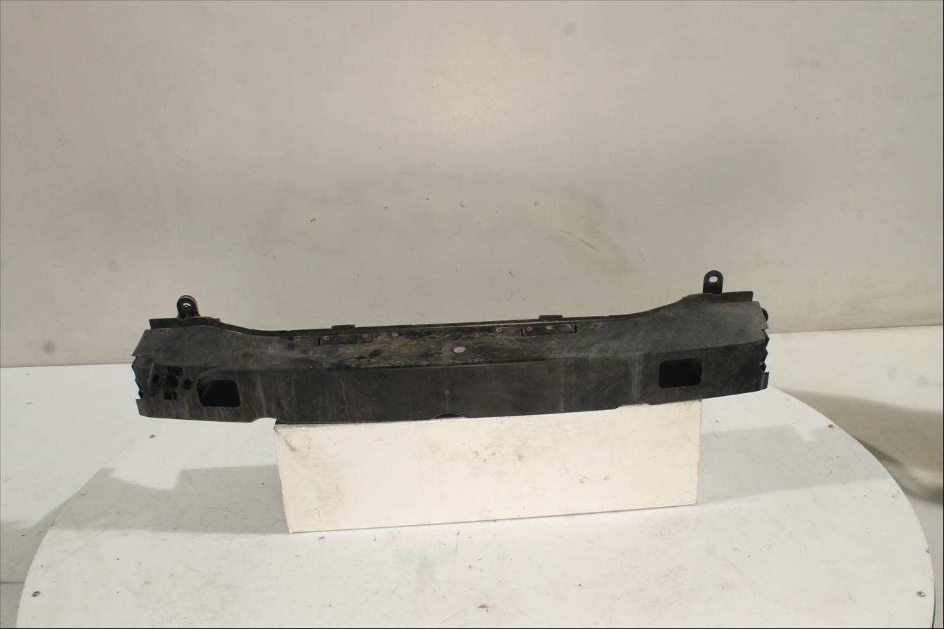 Traviesa paragolpes Tra.