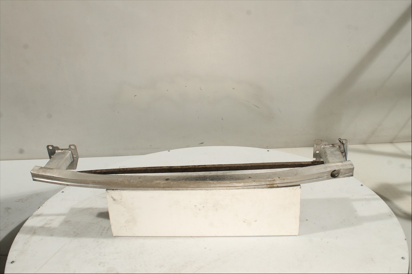 Traviesa paragolpes Tra.