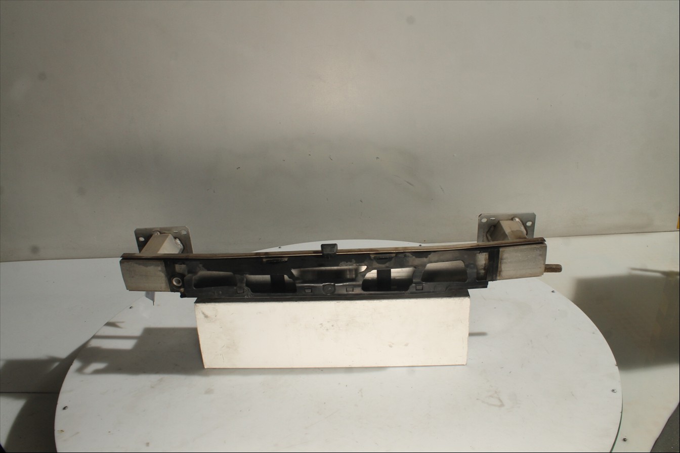 Traviesa paragolpes Del.