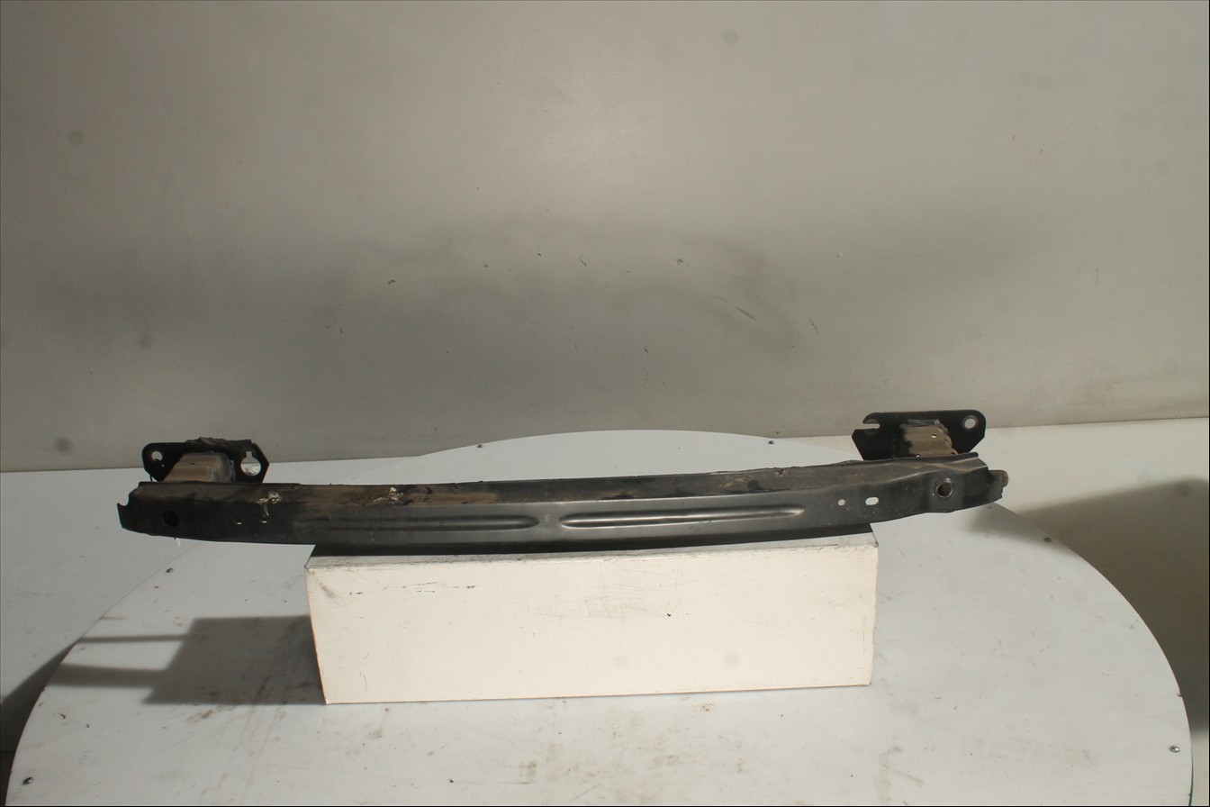 Traviesa paragolpes Tra.