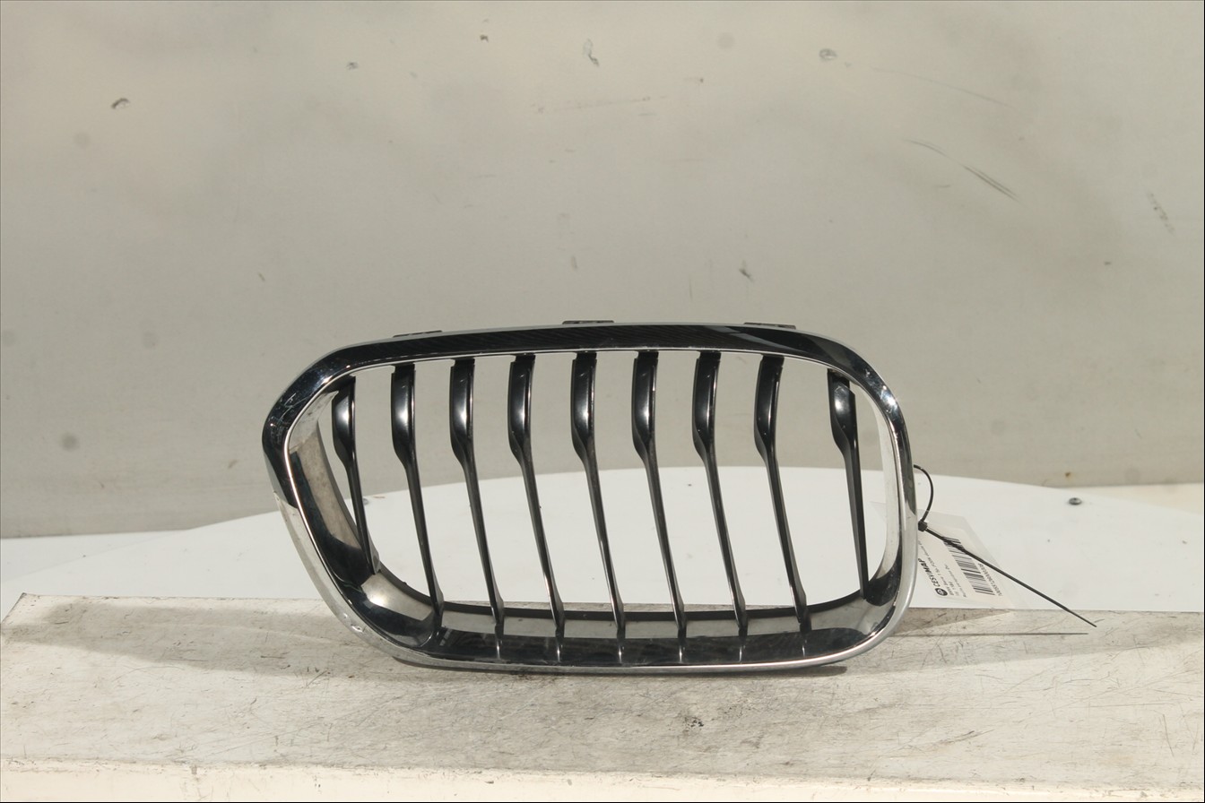 Rejilla paragolpes Der.