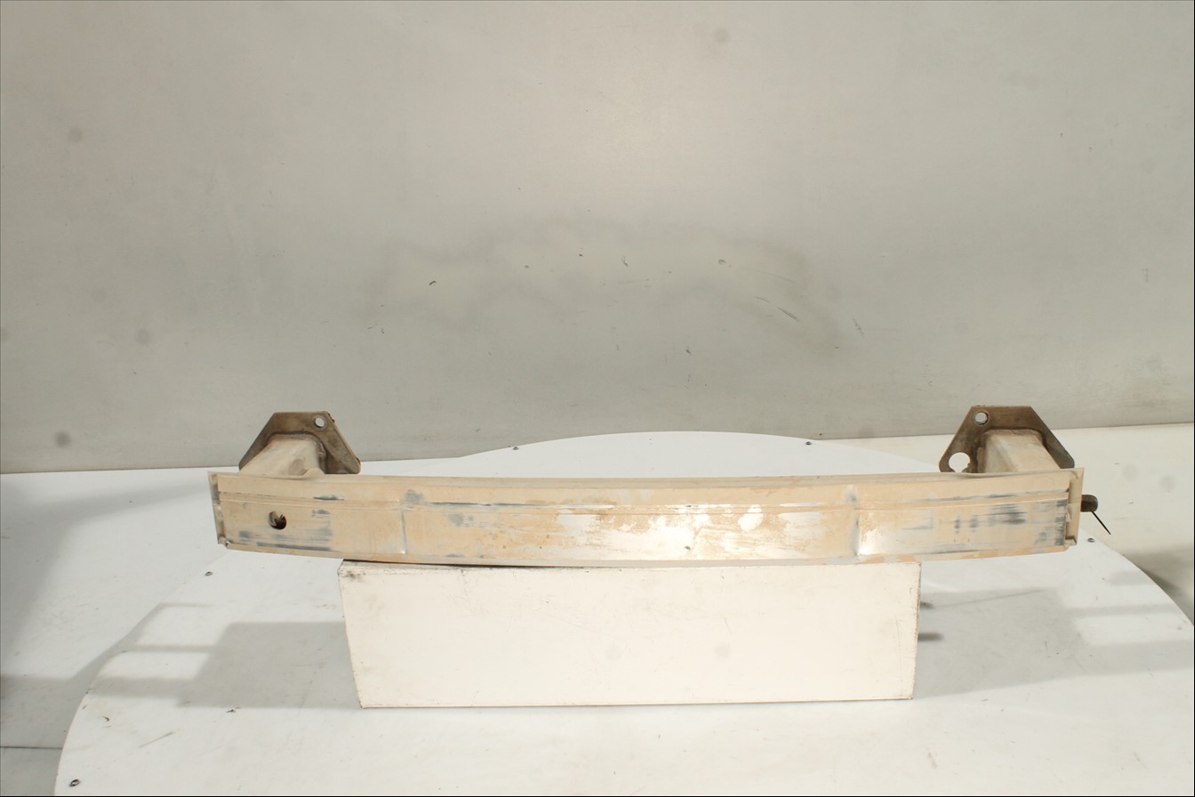 Traviesa paragolpes Tra.