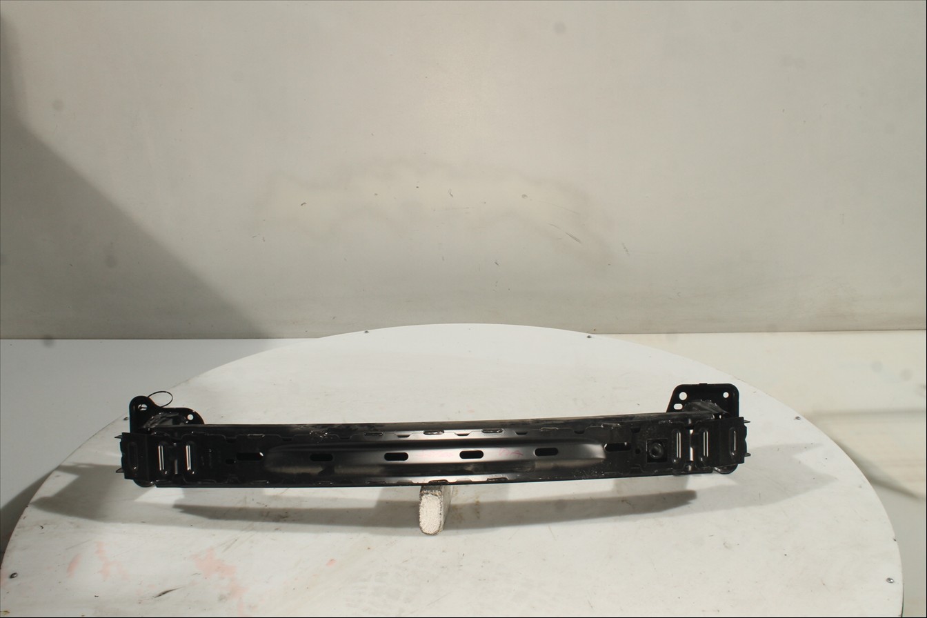 Traviesa paragolpes Tra.