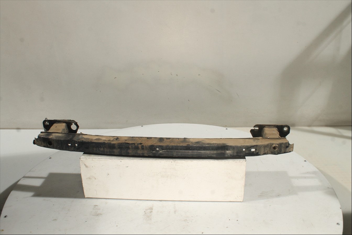 Traviesa paragolpes Tra.