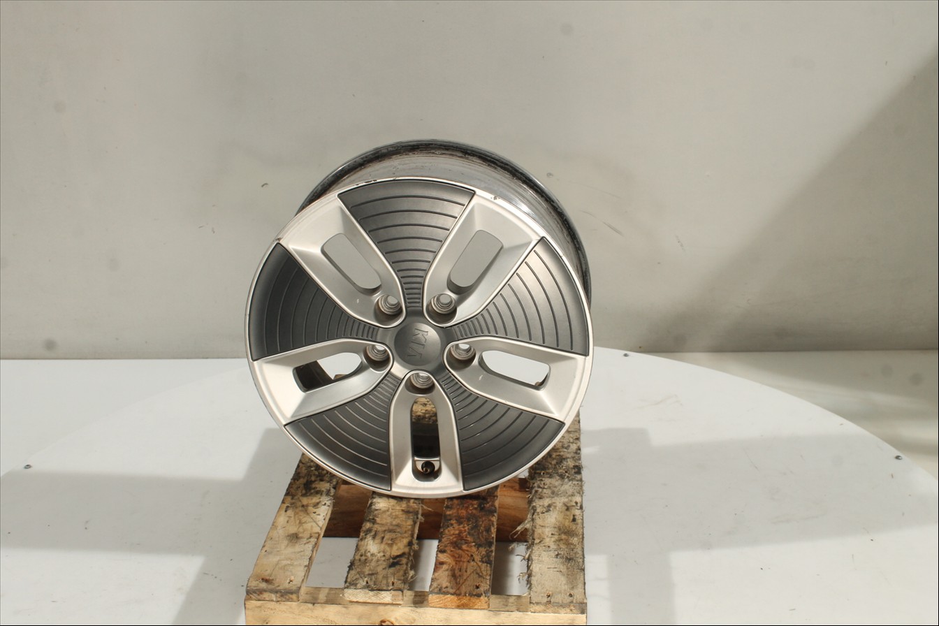 Llanta aluminio Tra. Izq.