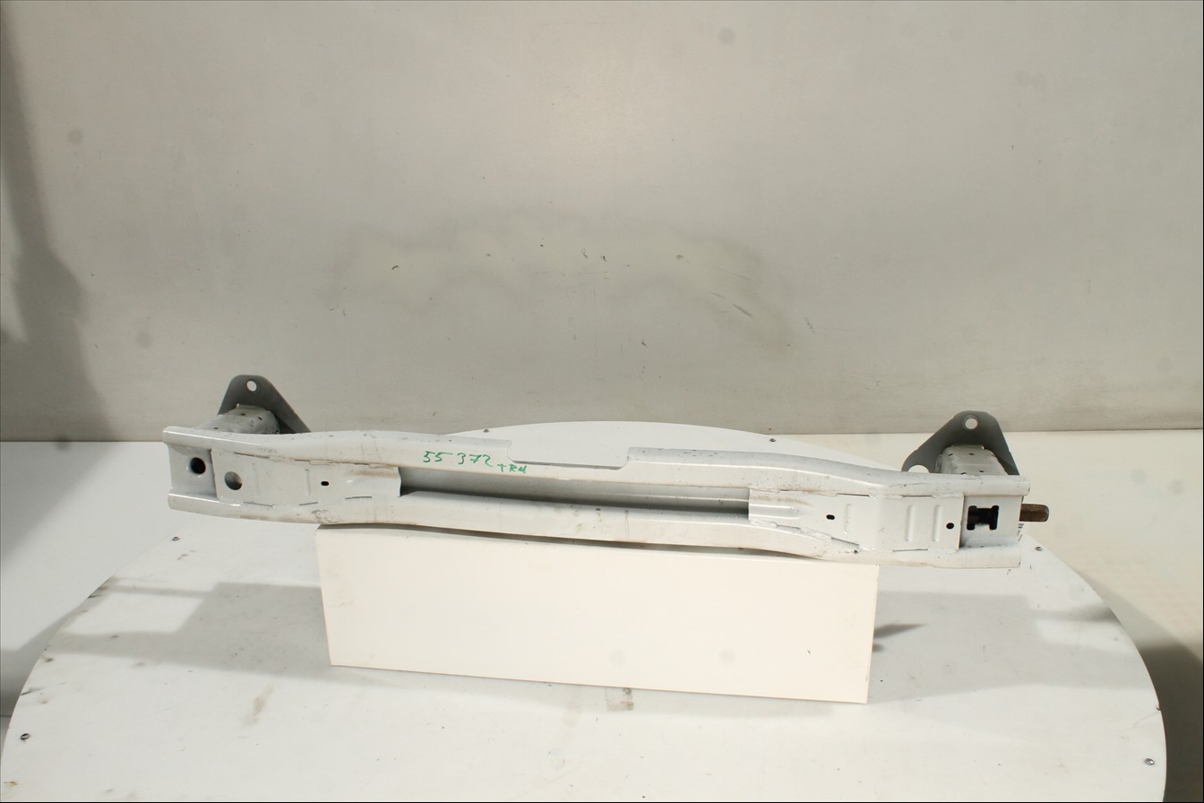 Traviesa paragolpes Tra.