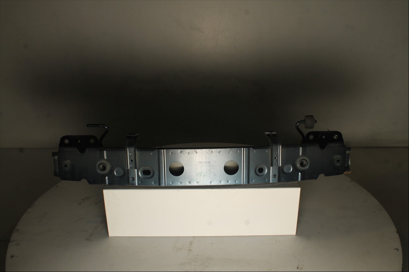 Traviesa paragolpes Tra.