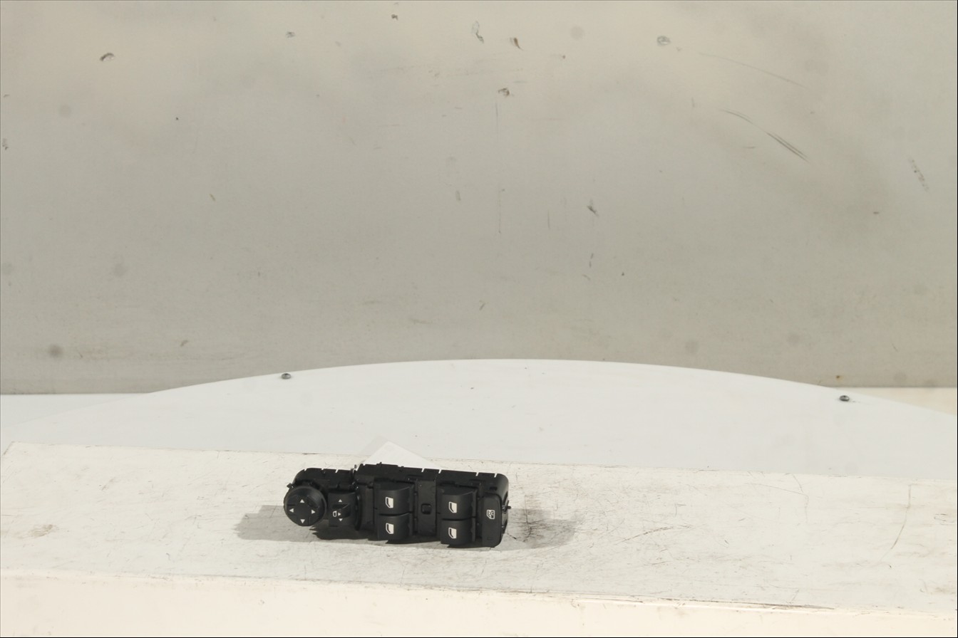 Interruptor elevalunas Del. Izq.